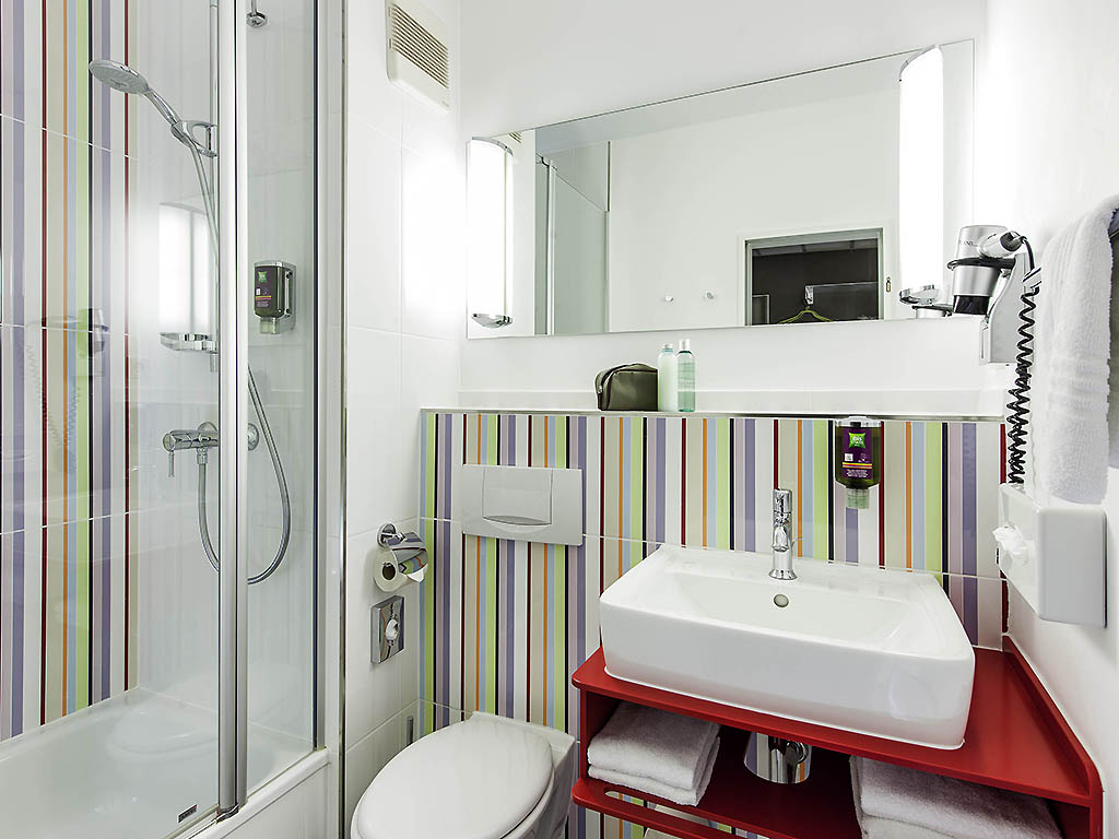 Hotel in aachen ibis styles hotel aachen city Ingerichte kamers kleur paars