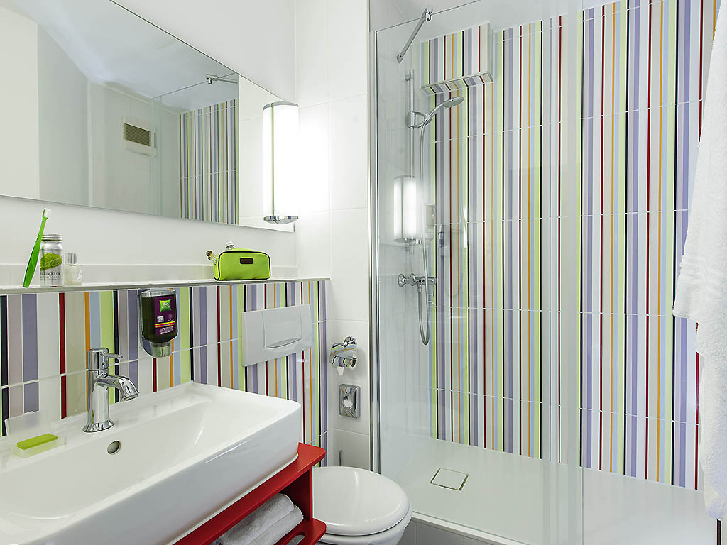Hotel in aachen ibis styles hotel aachen city Ingerichte kamers kleur paars