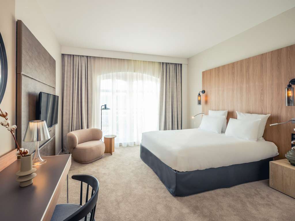Hotel in troyes hotel mercure troyes centre Ingerichte kamers plafond