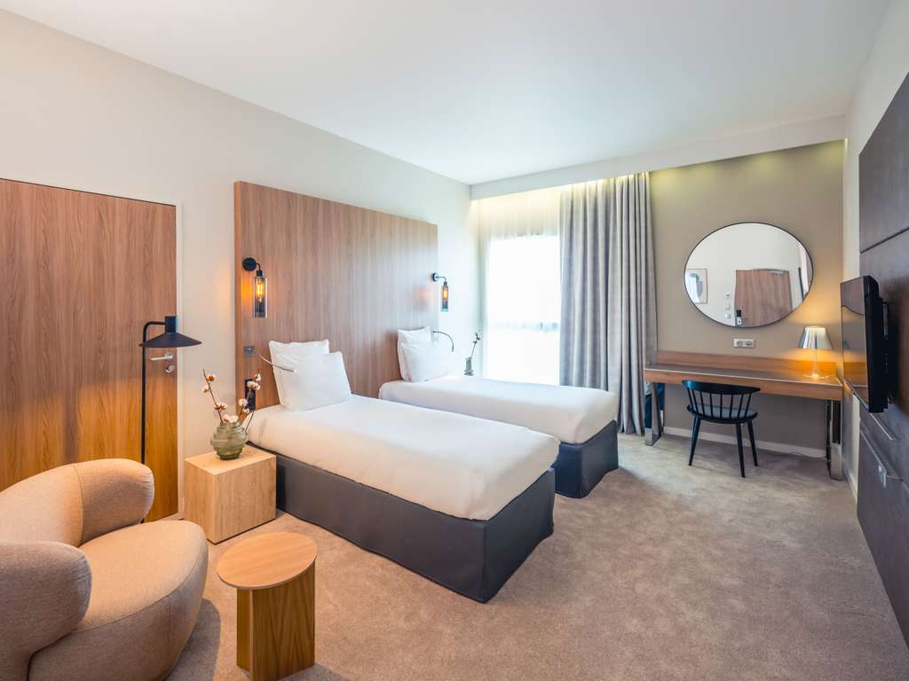 Hotel in troyes hotel mercure troyes centre Ingerichte kamers plafond