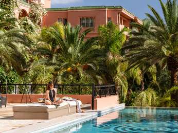 ULTIMATE POOL LOUNGE