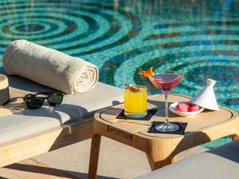 POOL LOUNGE