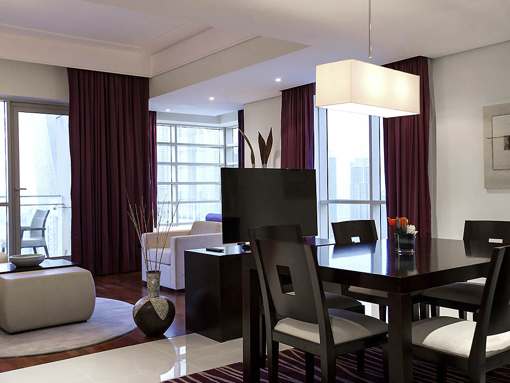 Hotel in dubai pullman dubai jumeirah lakes towers hotel and ... Woonkamer en eetkamer