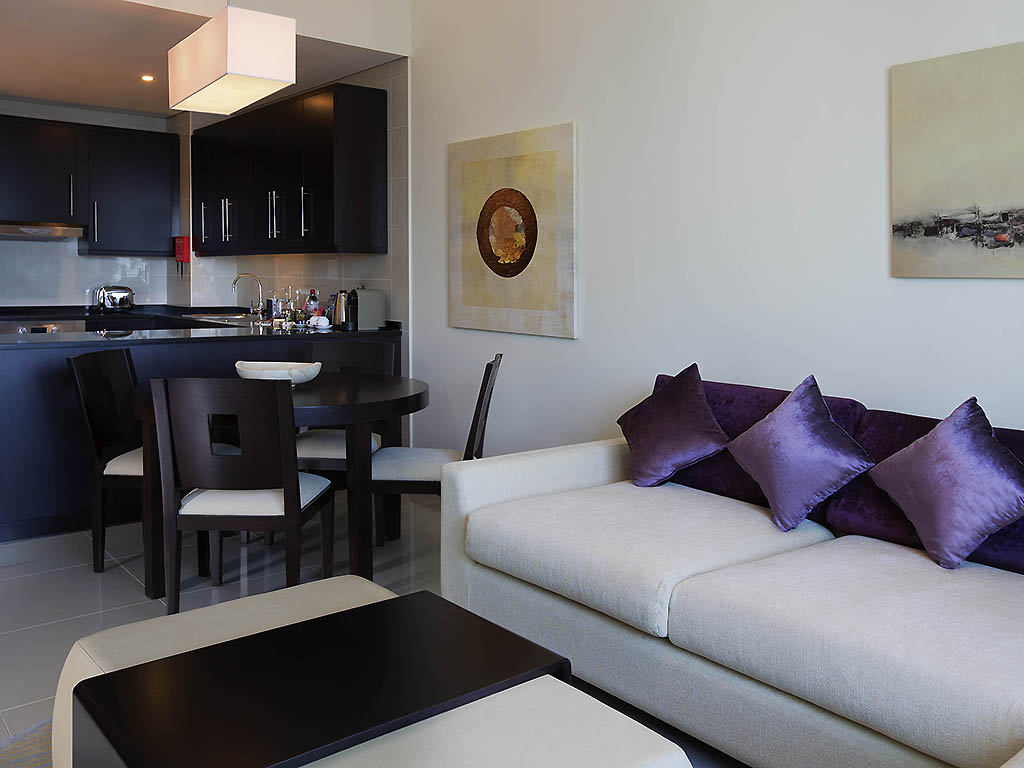 Hotel in dubai pullman dubai jumeirah lakes towers hotel and ... Woonkamer en eetkamer