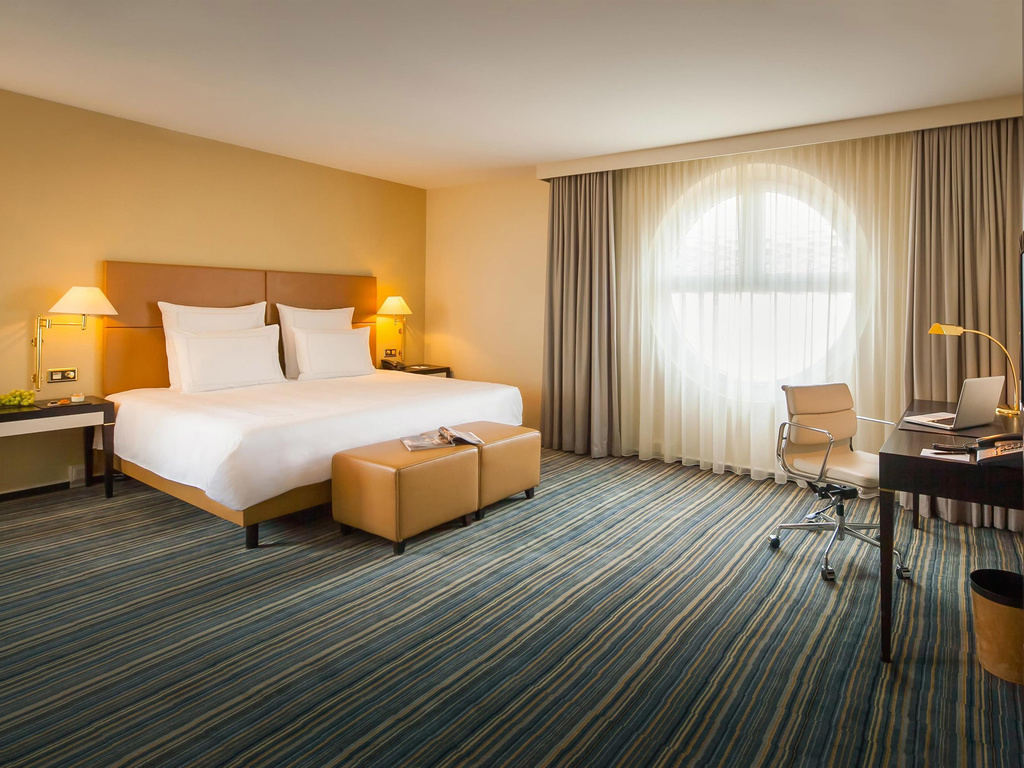 Hotel in bazel swissôtel le plaza Ingerichte kamers plafond
