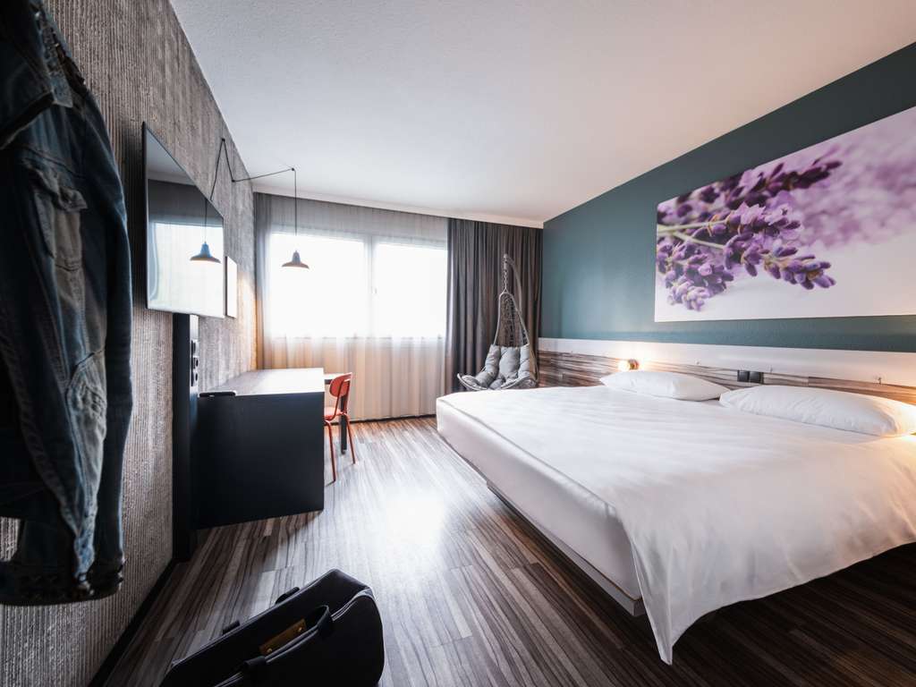 joints de la vitre de douche ayant besoin d'un bon nettoyage : image de  ibis Styles Zeebrugge - Tripadvisor