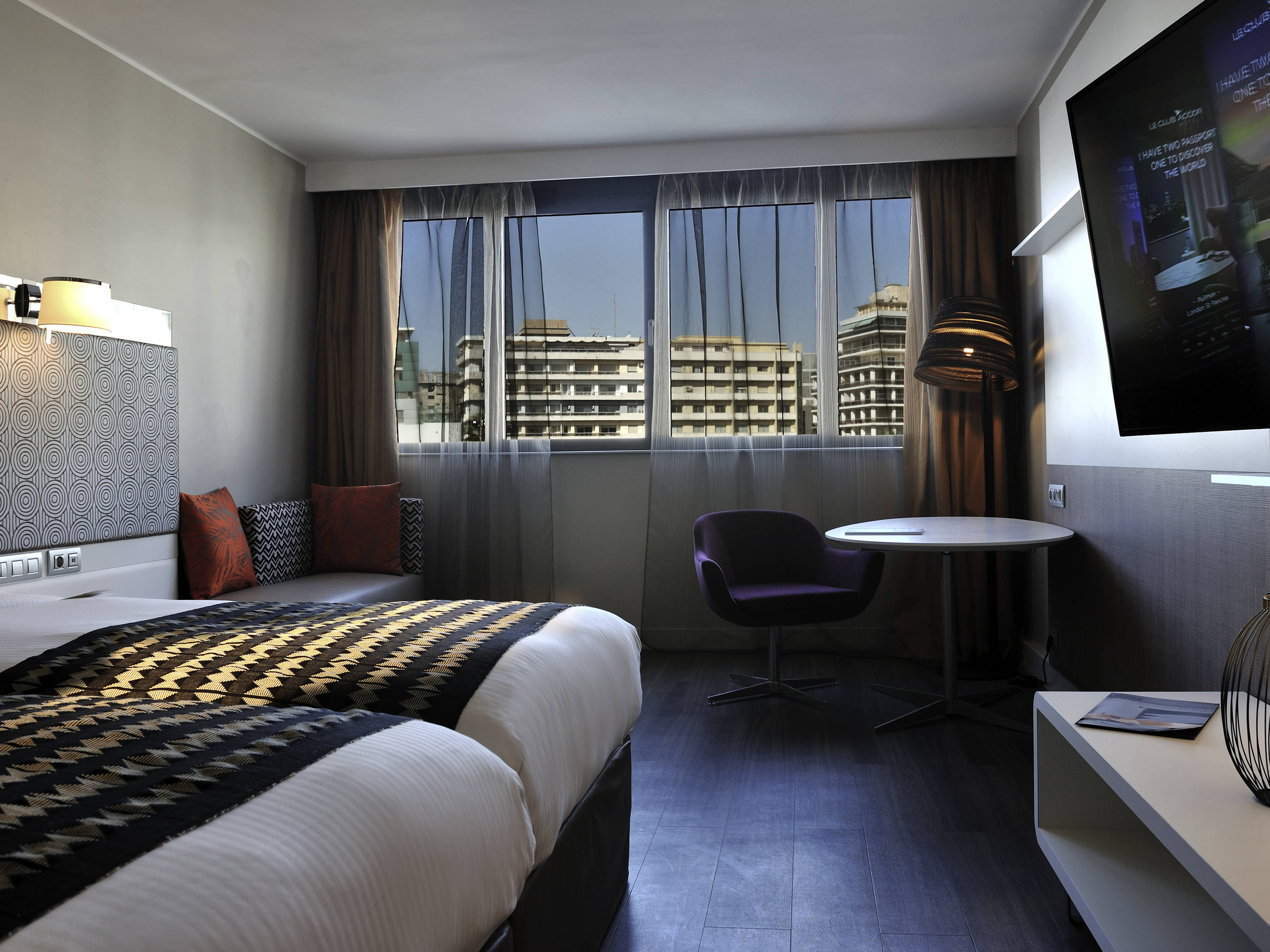 CHAMBRE SUPERIEURE, 2 Lits simples, Vue Ville. — photo 3