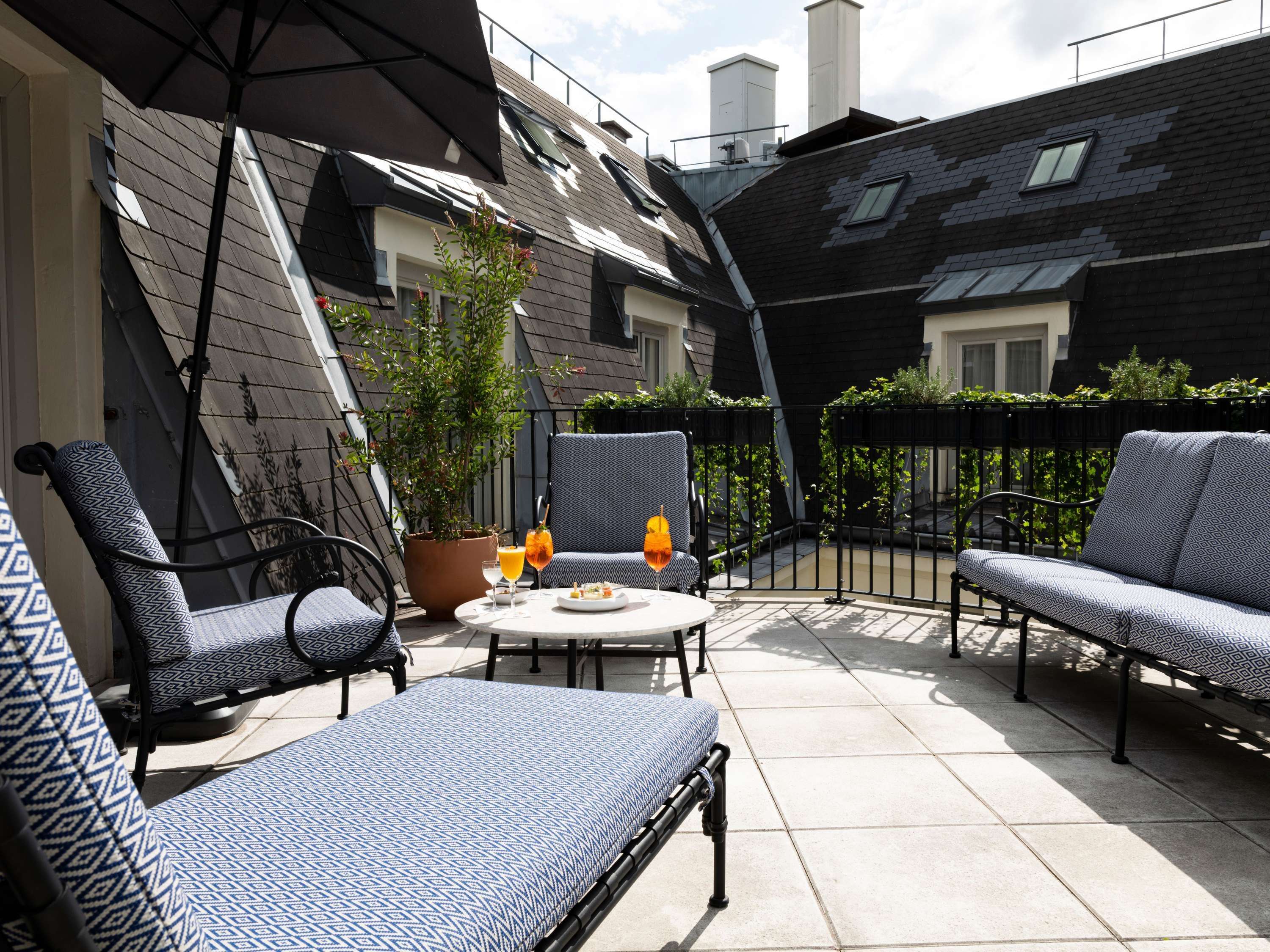 SUITE PRESTIGE TERRASSE, 1 Lit King Size, Salon Séparé, Grande Terrasse, 6ème étage, Vue Cour — photo 4