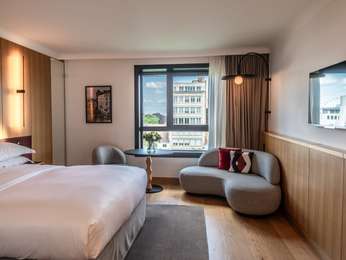 Superior Room with king-size bed – city view, photo 3