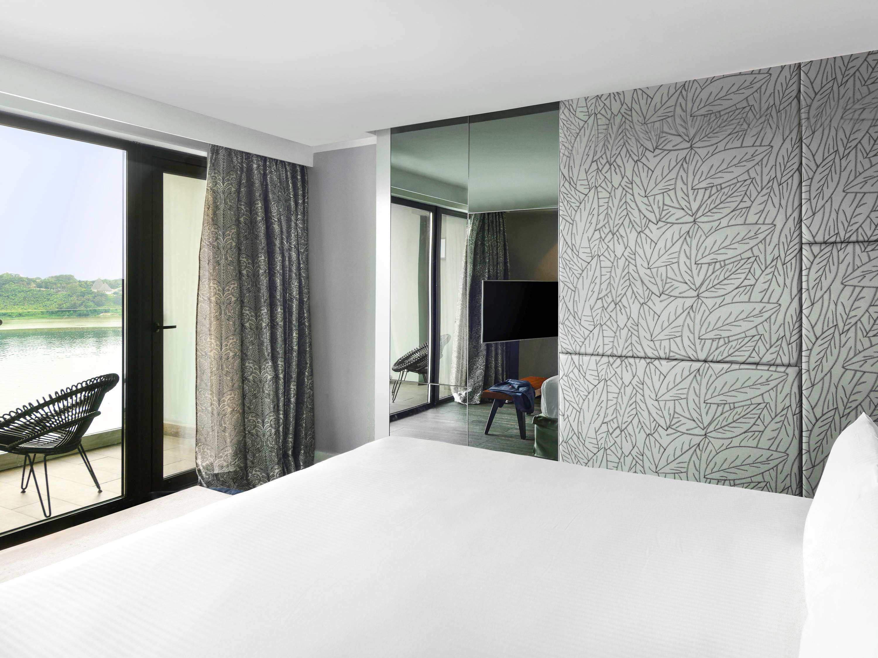 Chambre Deluxe avec lit King Size, chambre d'angle avec balcon et vue sur le lagon — photo 2