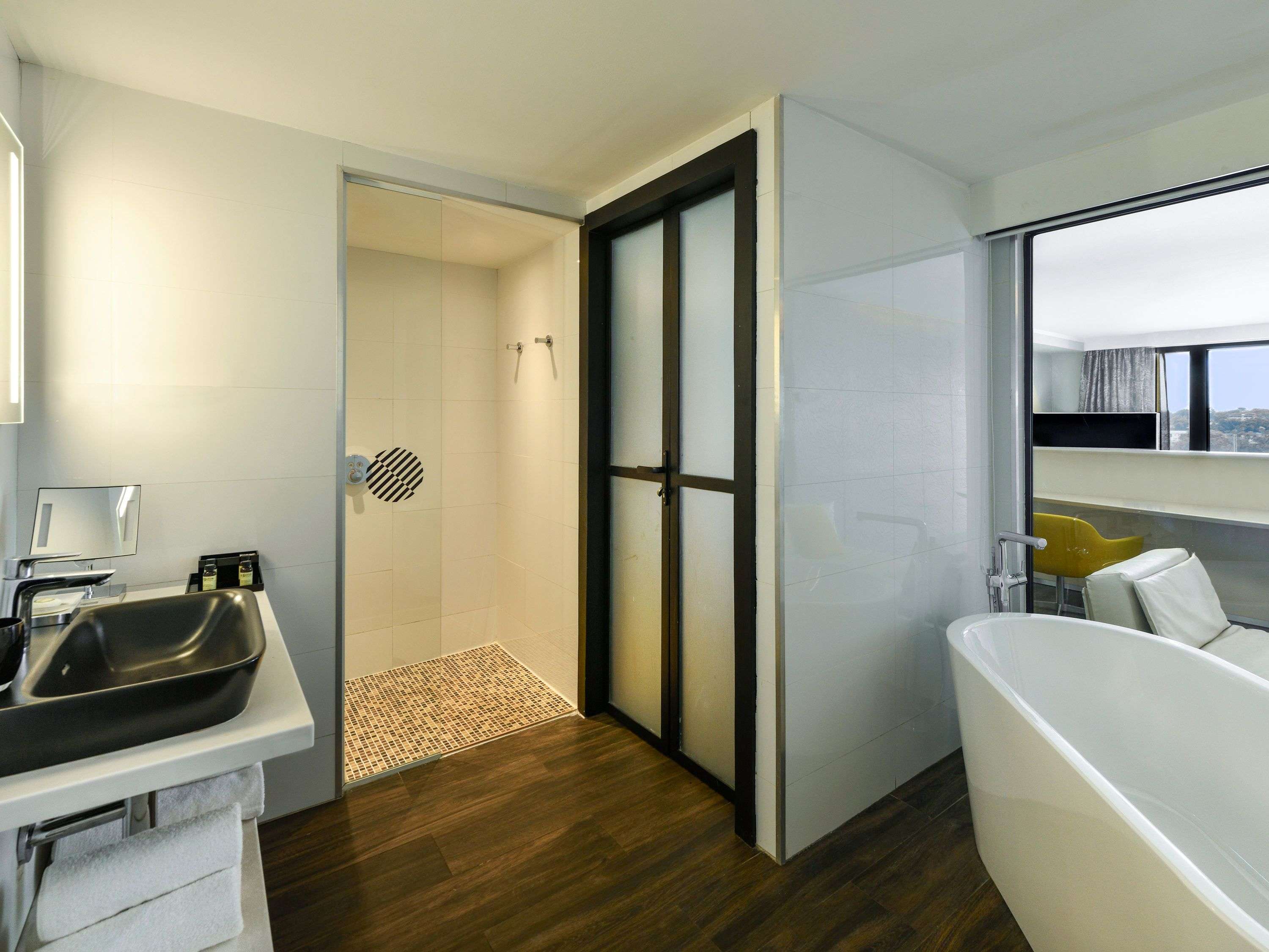 Chambre Deluxe avec lit King Size, chambre d'angle avec balcon et vue sur le lagon — photo 3