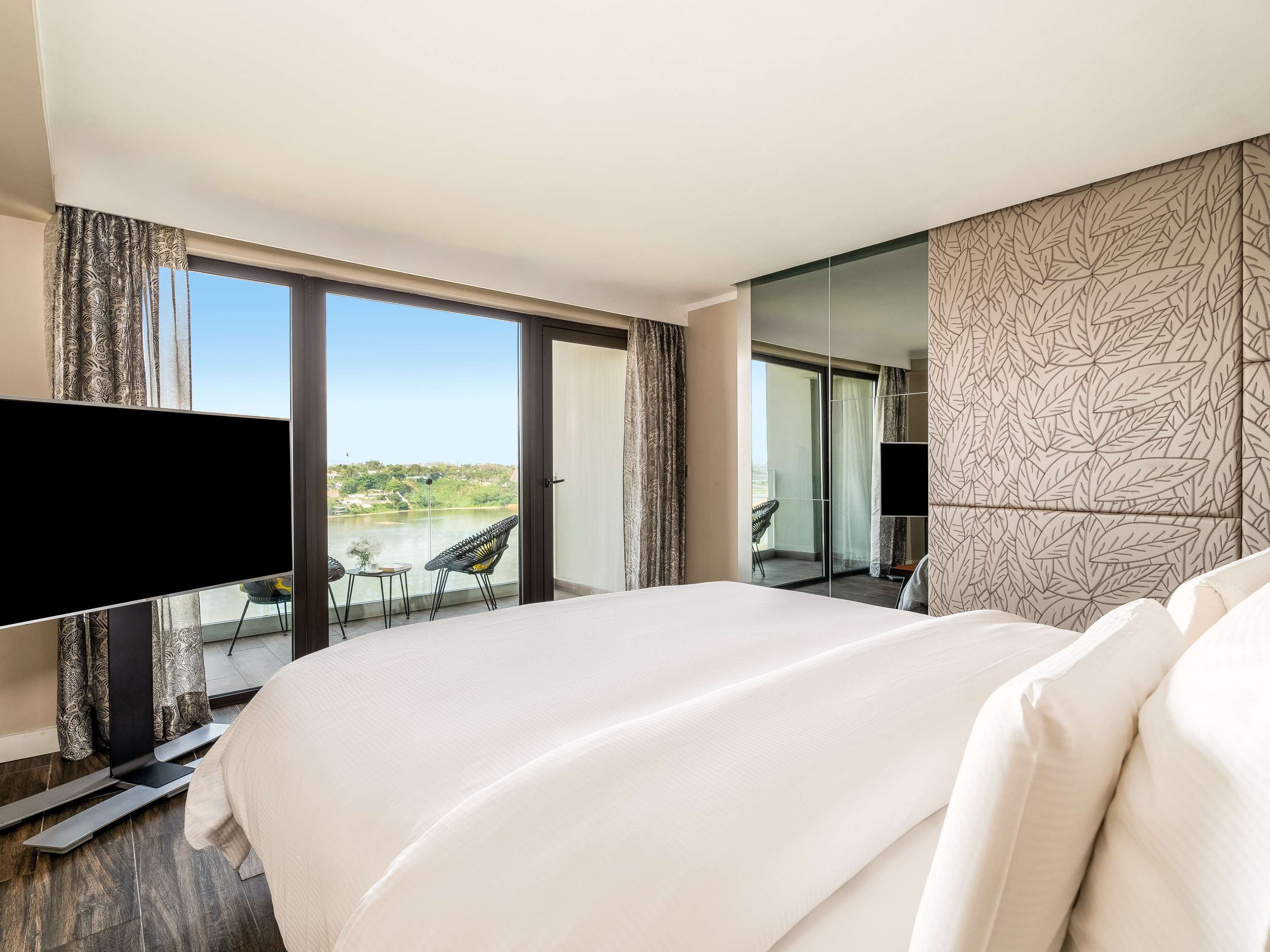 Chambre Deluxe avec lit King Size, chambre d'angle avec balcon et vue sur le lagon — photo 5