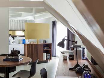 DELUXE SUITE, 1 king-size bed, living room