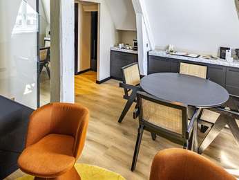 DUPLEX SUITE WITH QUEEN SIZE BED ON 5TH FLOOR ATTIC WITH VIEW OF PLACE DARCY
