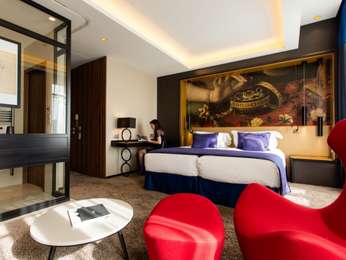 DELUXE ROOM WITH TWIN BEDS AND VIEW OF PLACE DARCY