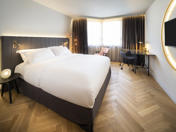 Superior room with king-size bed