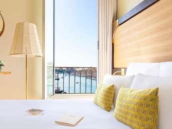 DELUXE ROOM, 1 Queen Size Bed, view of the OldPort