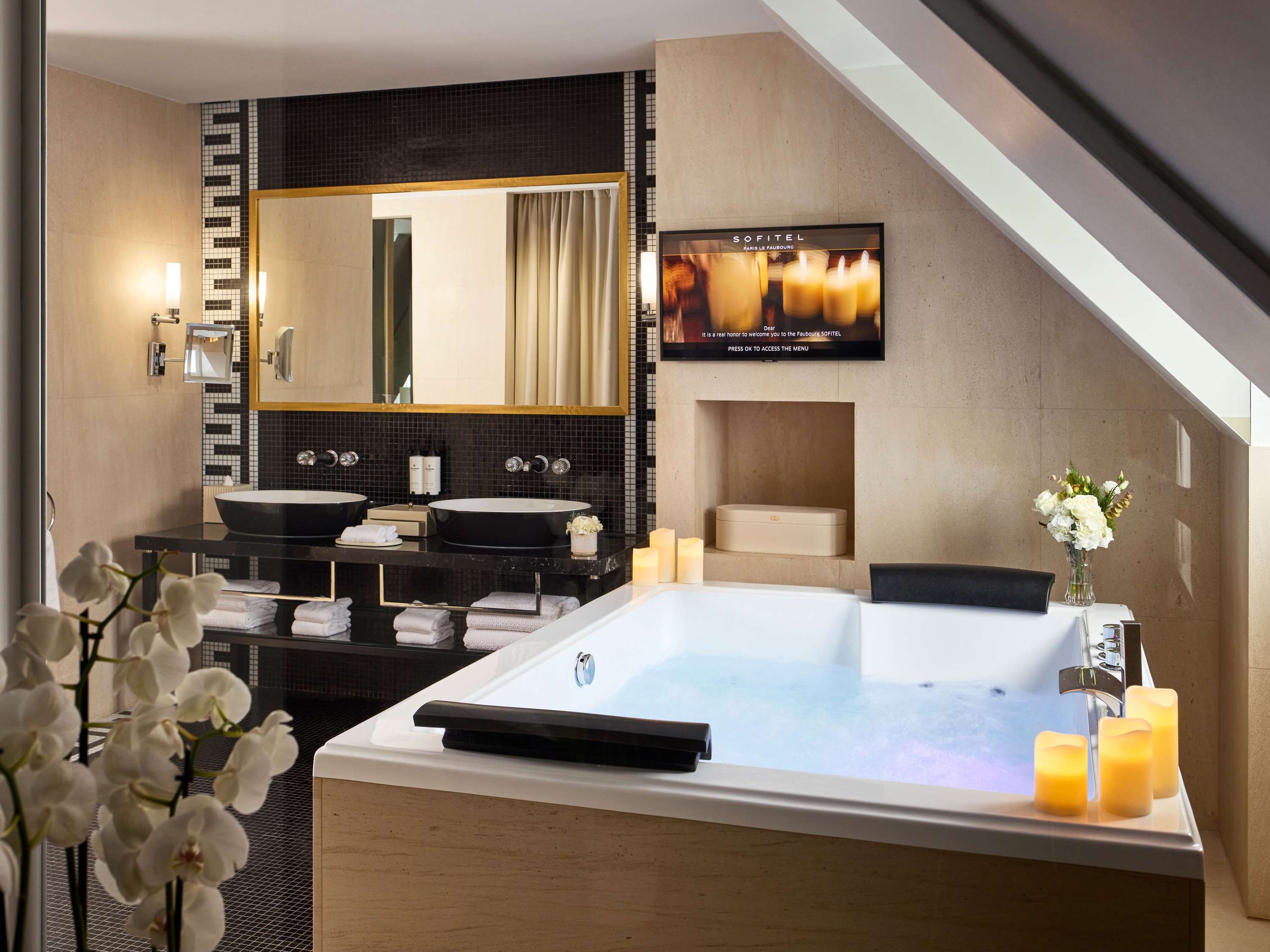APPARTEMENT COUTURE - lit King size - Vue sur Paris - Design Didier Gomez — photo 2