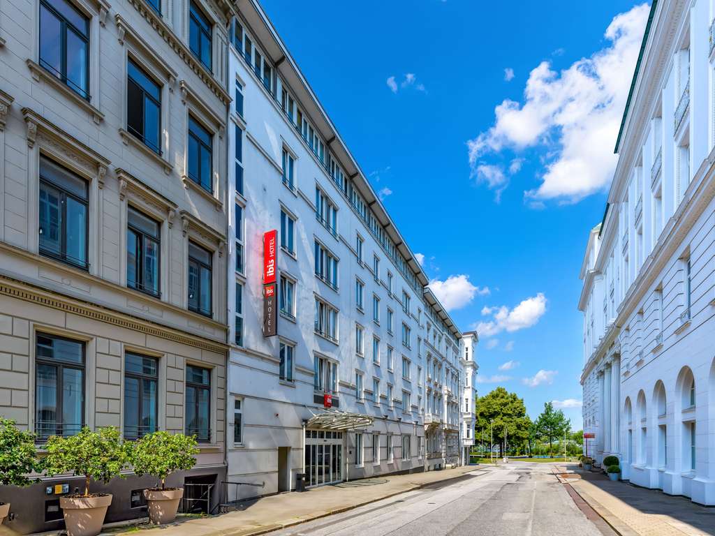 Photo - Fairmont Hotel Vier Jahreszeiten, Hotel des Jahres 2023 & 2024- Die 101 Besten