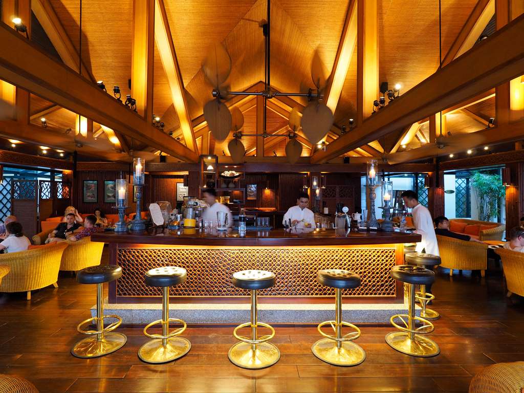Барах хана. Бамбо бар. Sofitel Legend Metropole Hanoi бункер. Bamboo Bar веранда. Бар в Ханое.