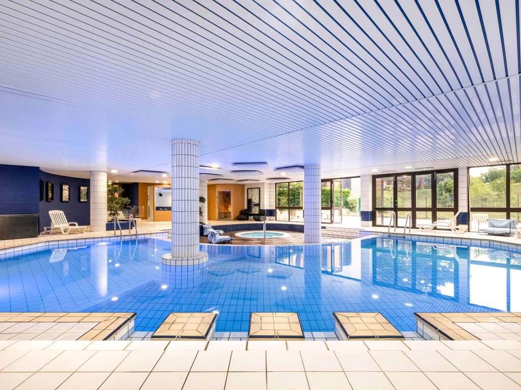 piscine hotel mercure joue les tours