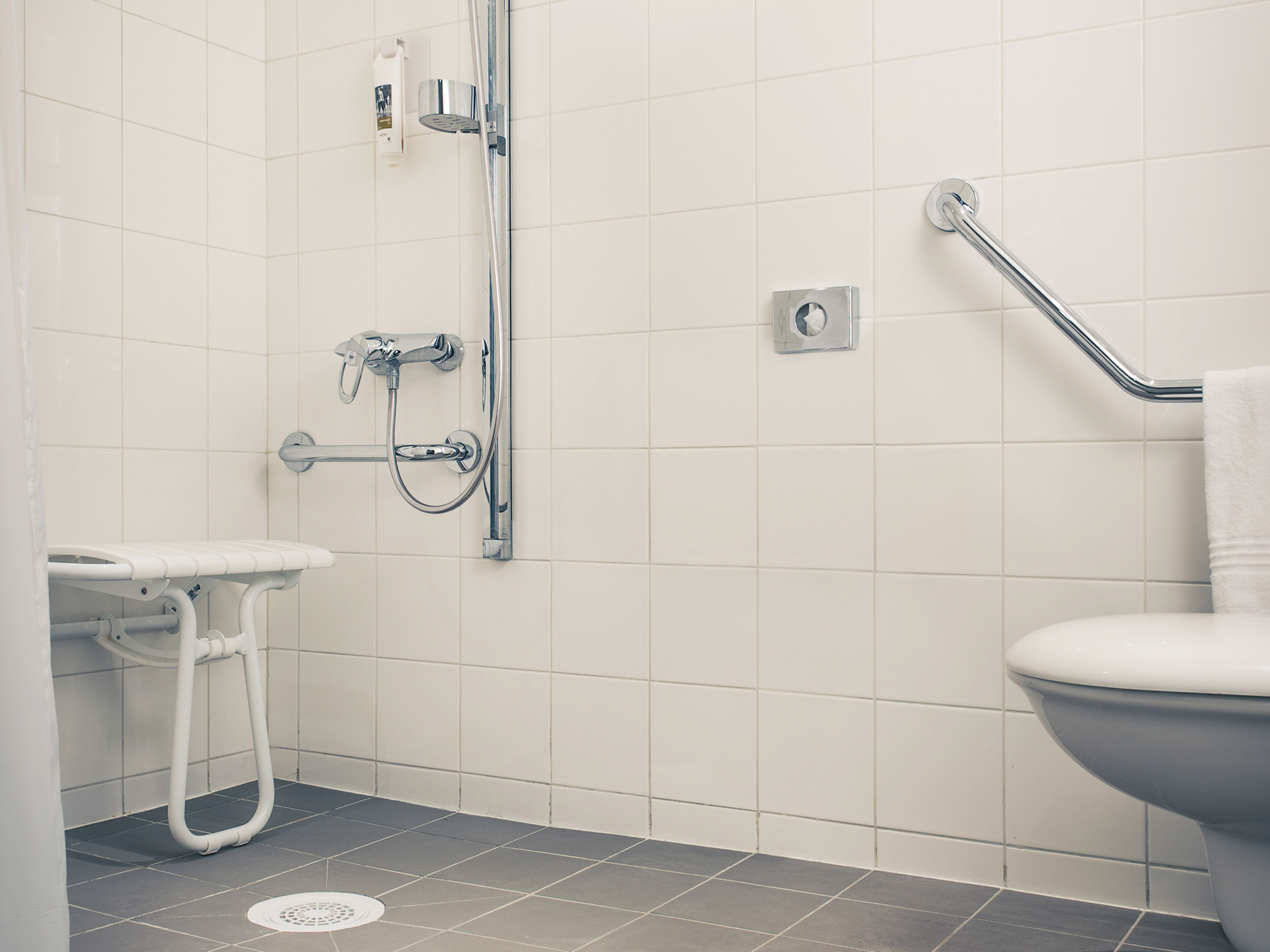 Chambre classique accessible aux personnes à mobilité réduite avec 1 lit double — photo 2