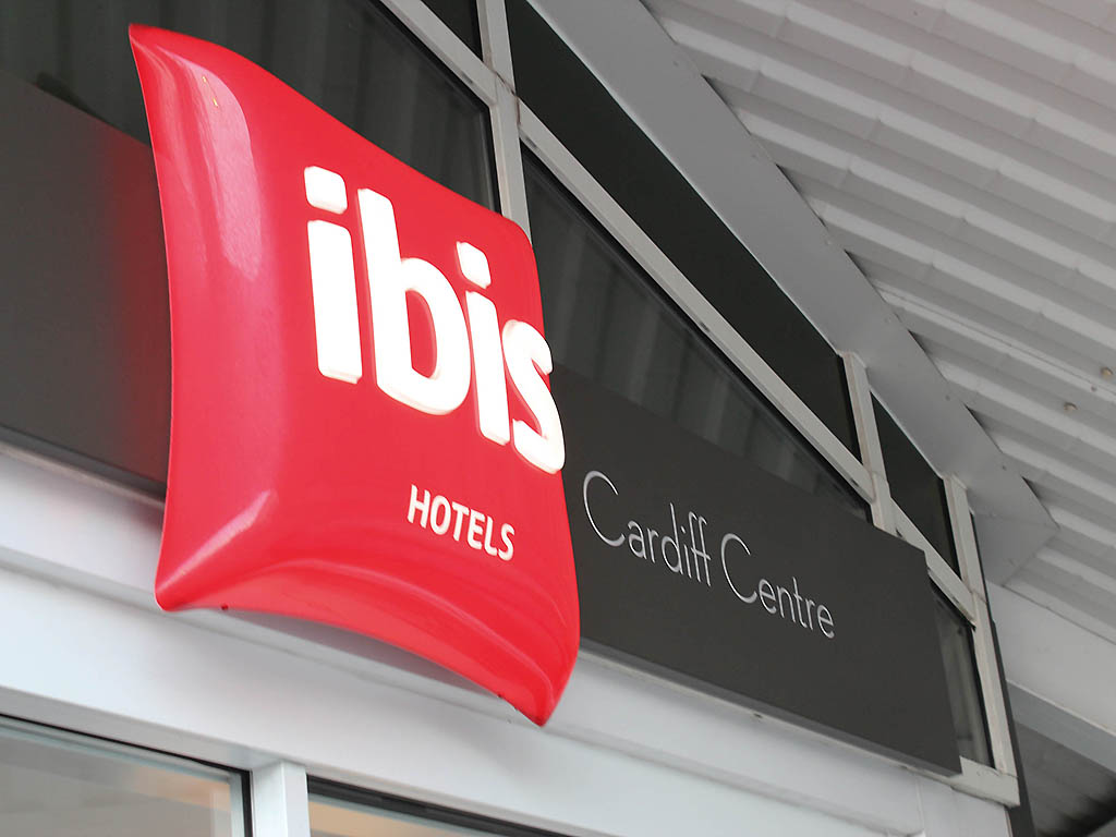 ibis Кардифф - Image 1