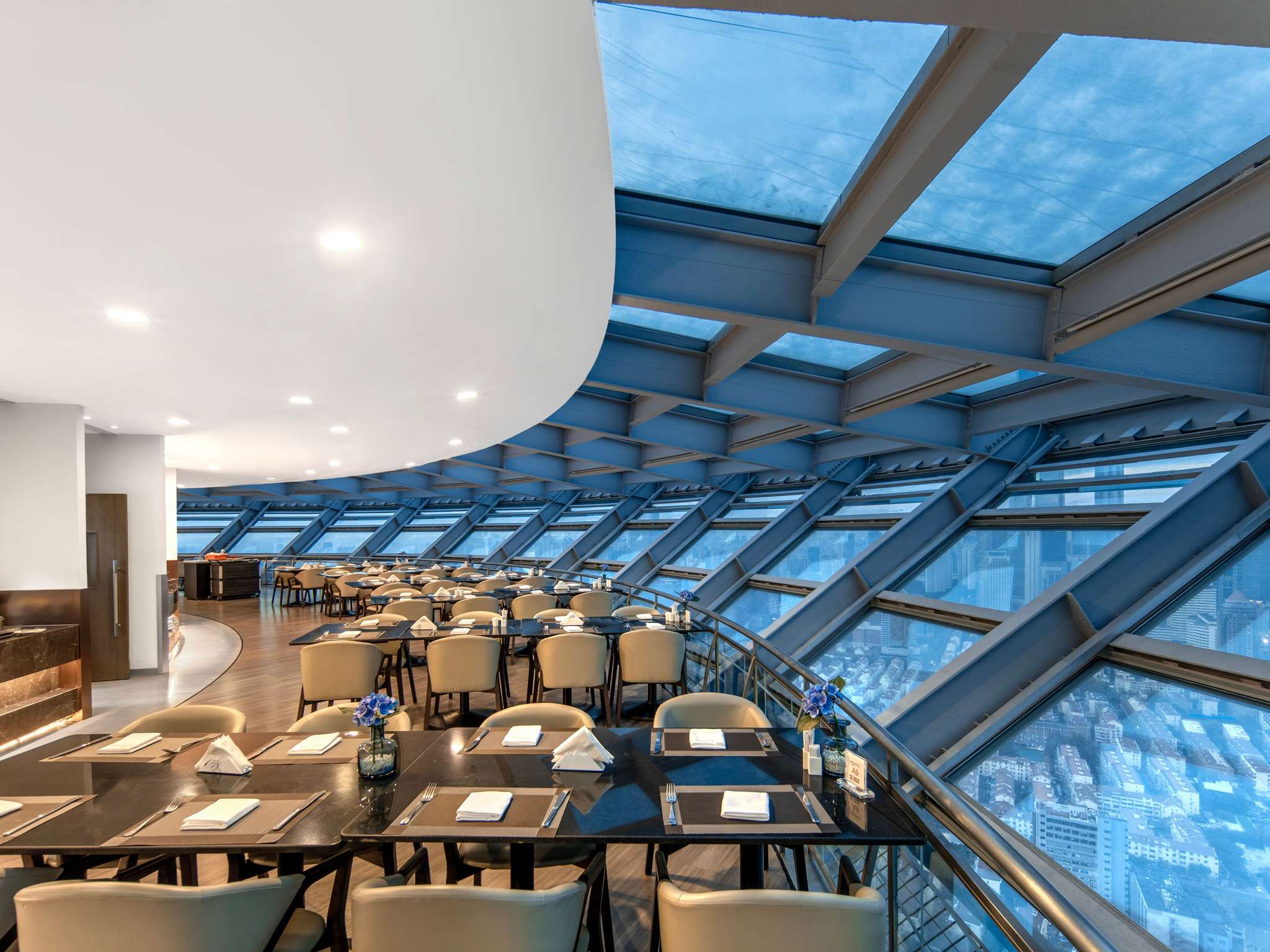 Photo - Novotel Atlantis Shanghai - Breakfast in the clouds with river view in the revolving restaurant