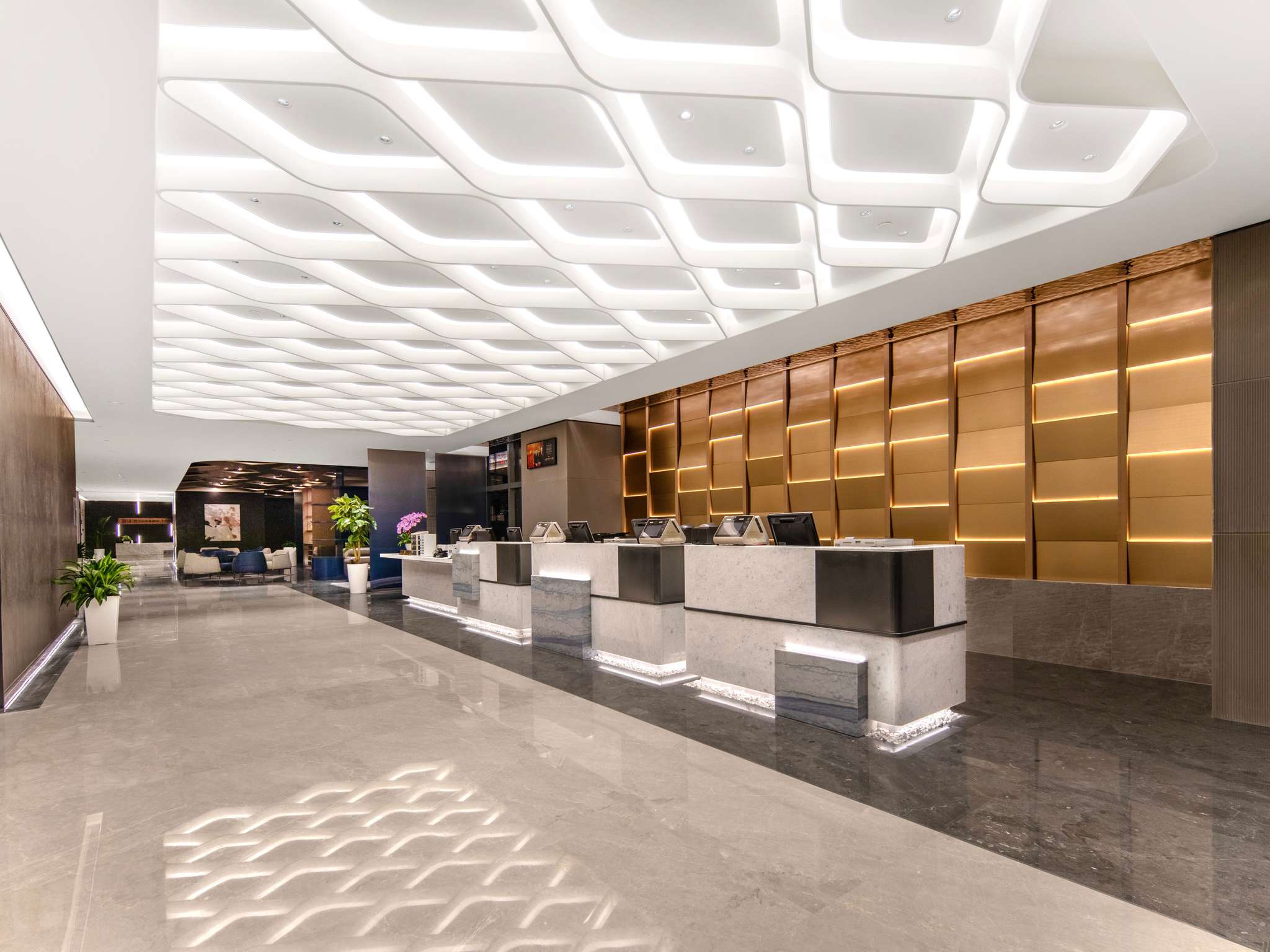 Photo - Novotel Atlantis Shanghai - Breakfast in the clouds with river view in the revolving restaurant