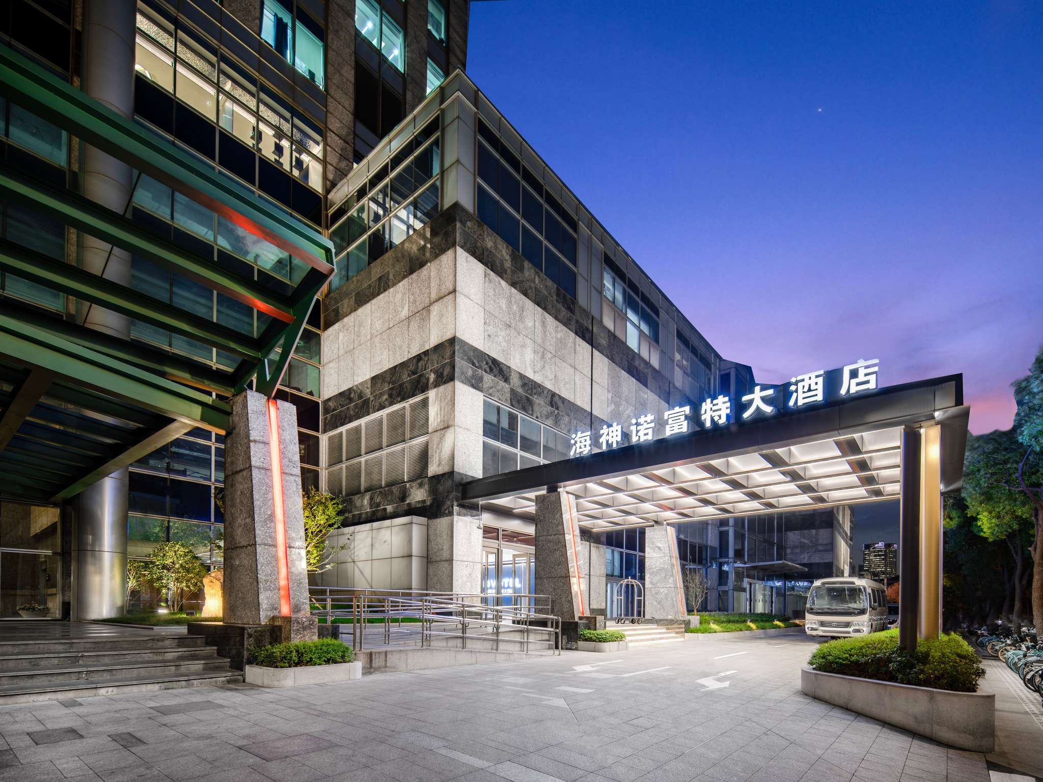 Photo - Novotel Atlantis Shanghai - Breakfast in the clouds with river view in the revolving restaurant
