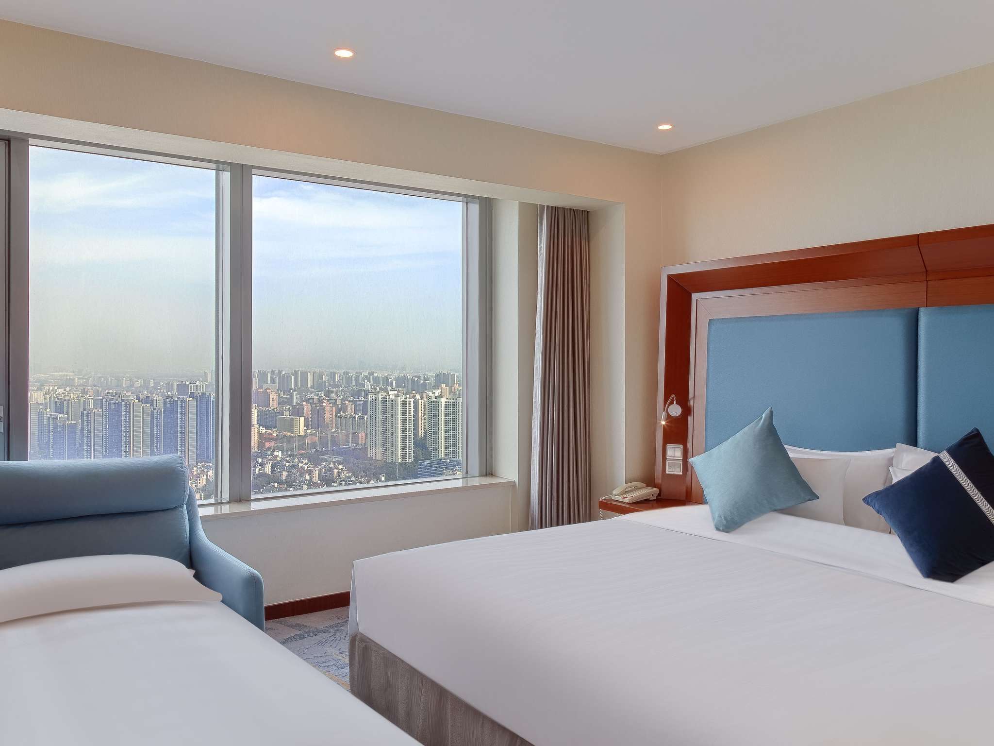 Foto - Novotel Atlantis Shanghai - Breakfast in the clouds with river view in the revolving restaurant