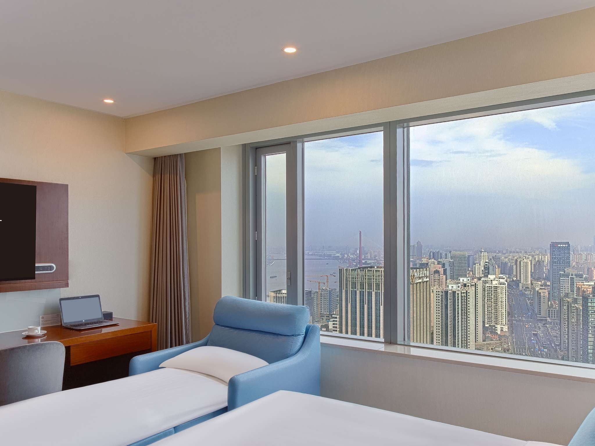 Foto - Novotel Atlantis Shanghai - Breakfast in the clouds with river view in the revolving restaurant