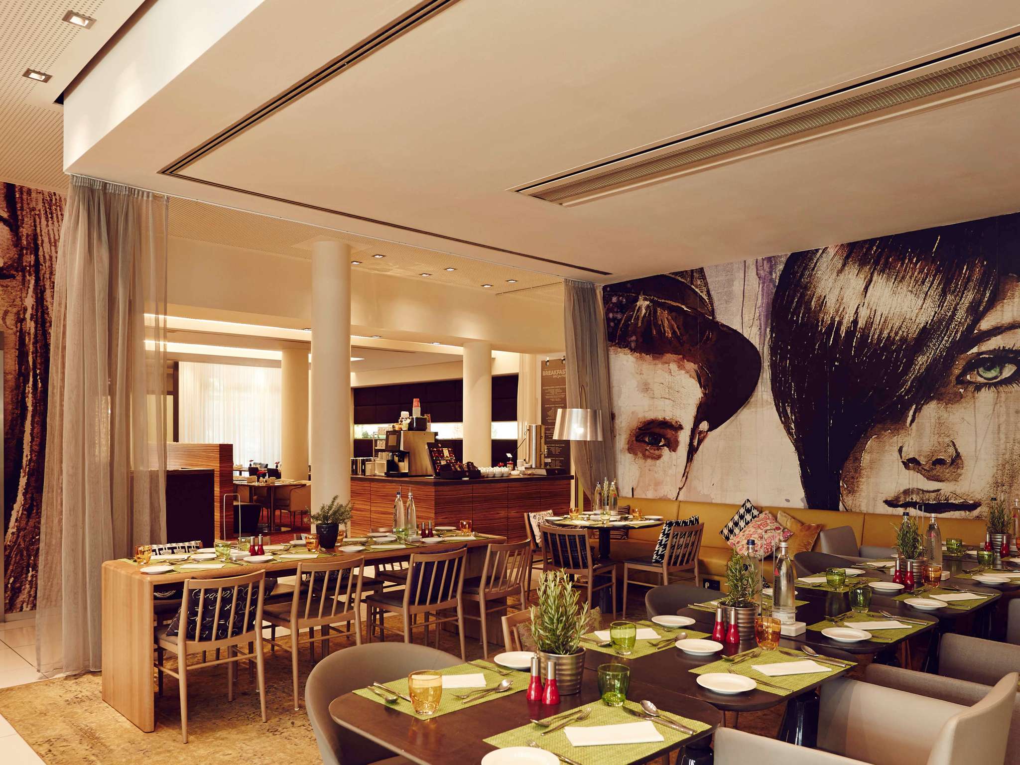 Hotel novotel munich city. book now! free spa with pool! Billeder over sofa