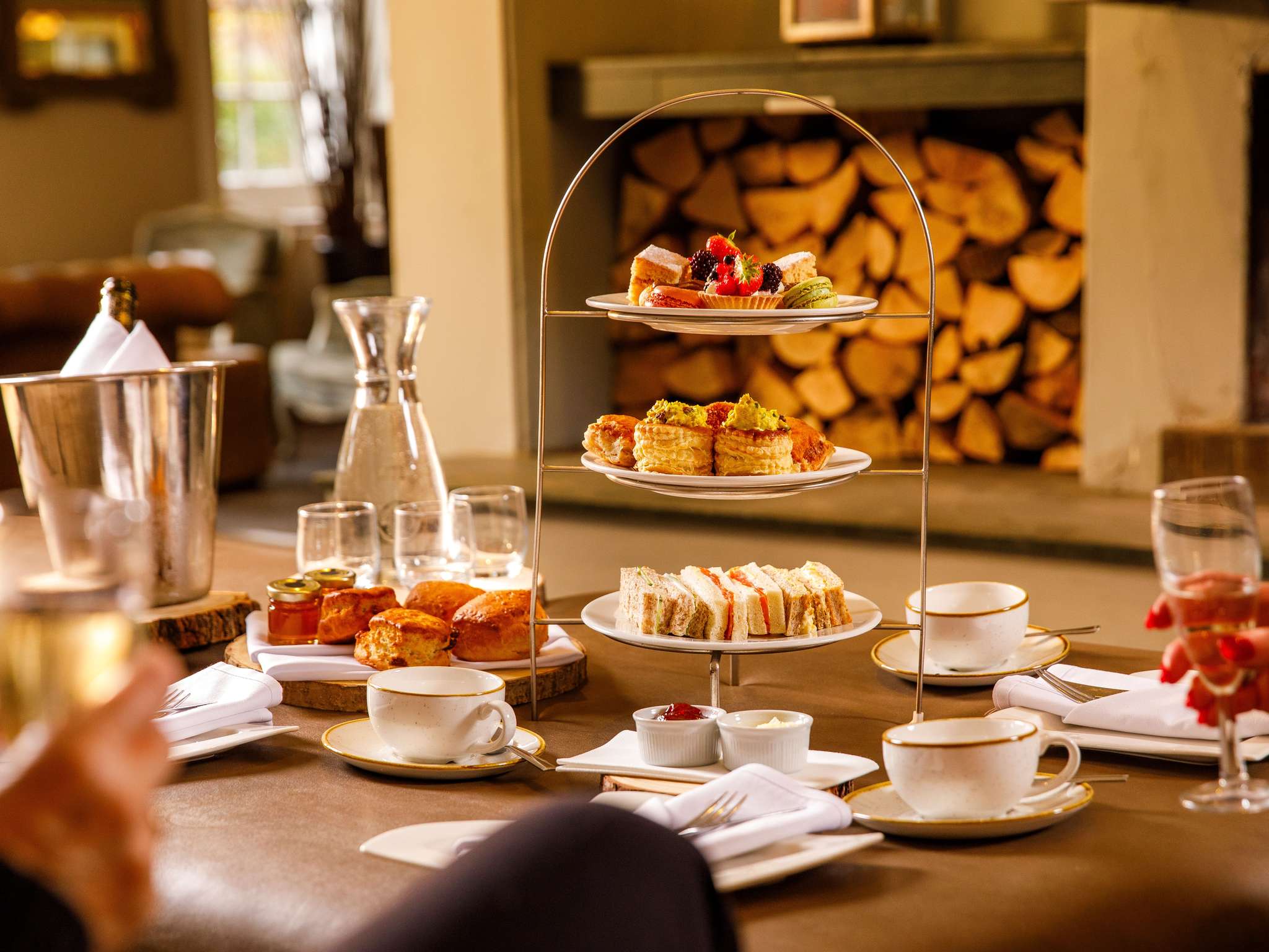 Photo - Sunday Box Hill Burford Bridge Hotel