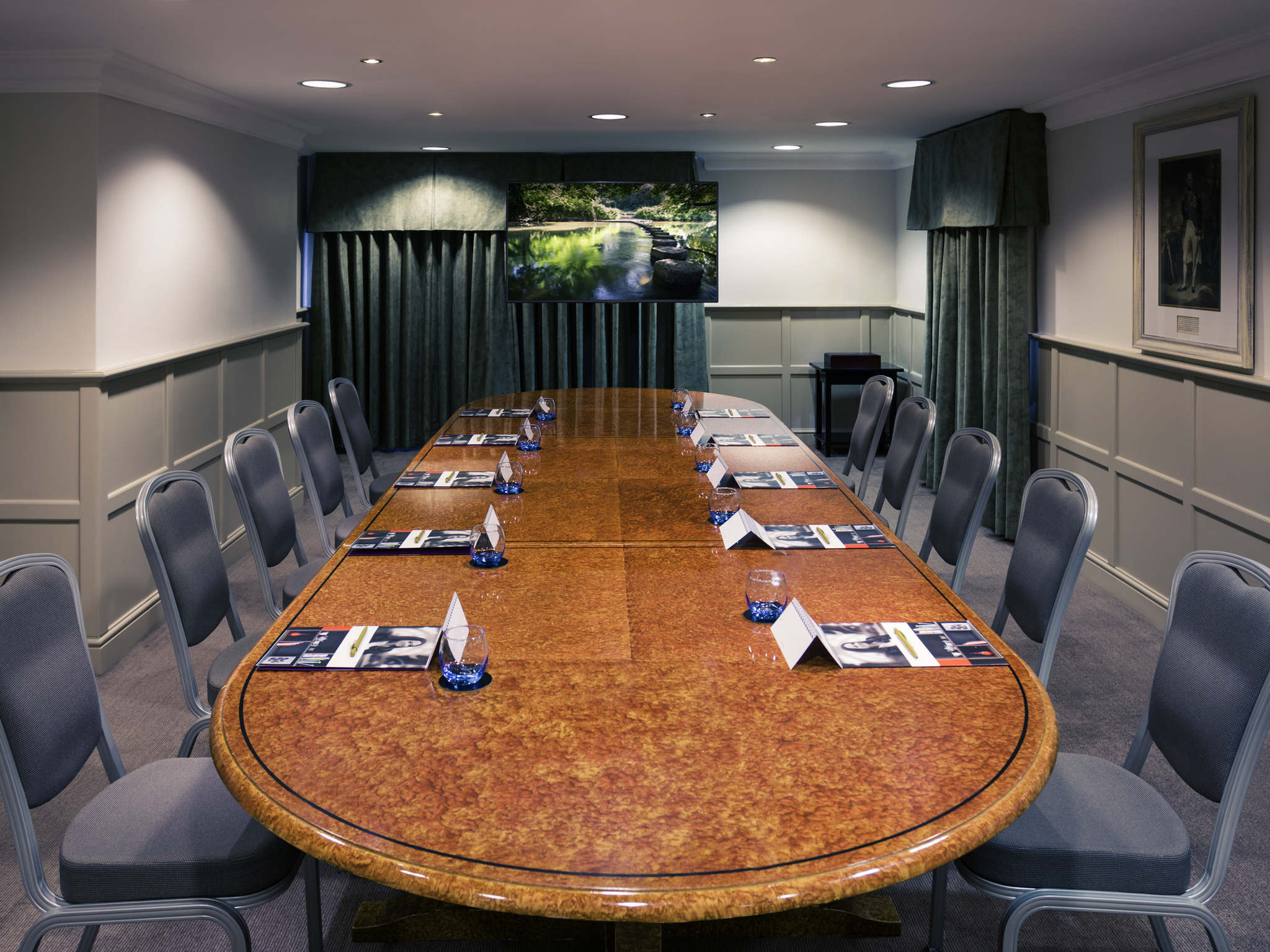 Photo - Sunday Box Hill Burford Bridge Hotel