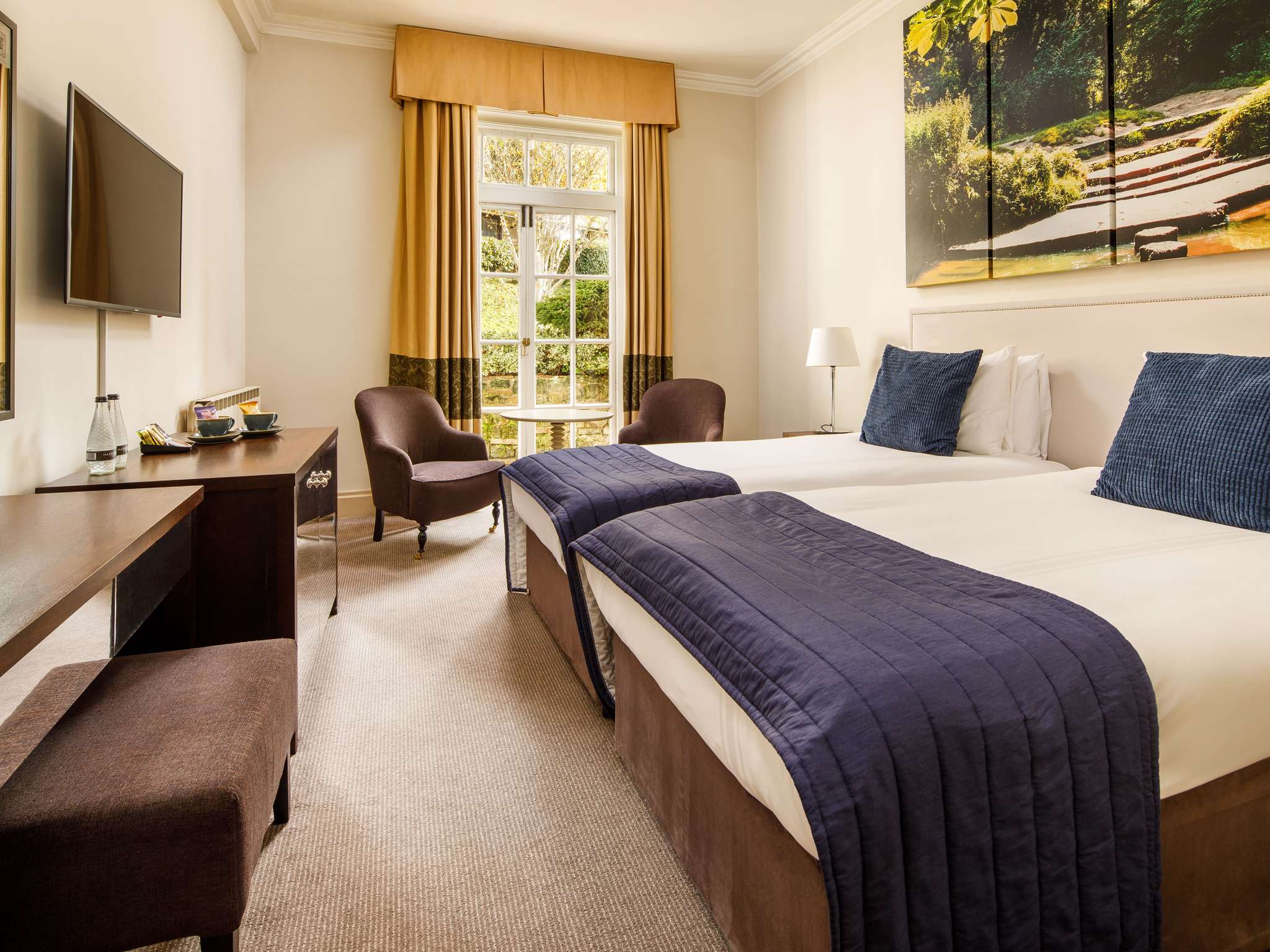 Photo - Sunday Box Hill Burford Bridge Hotel