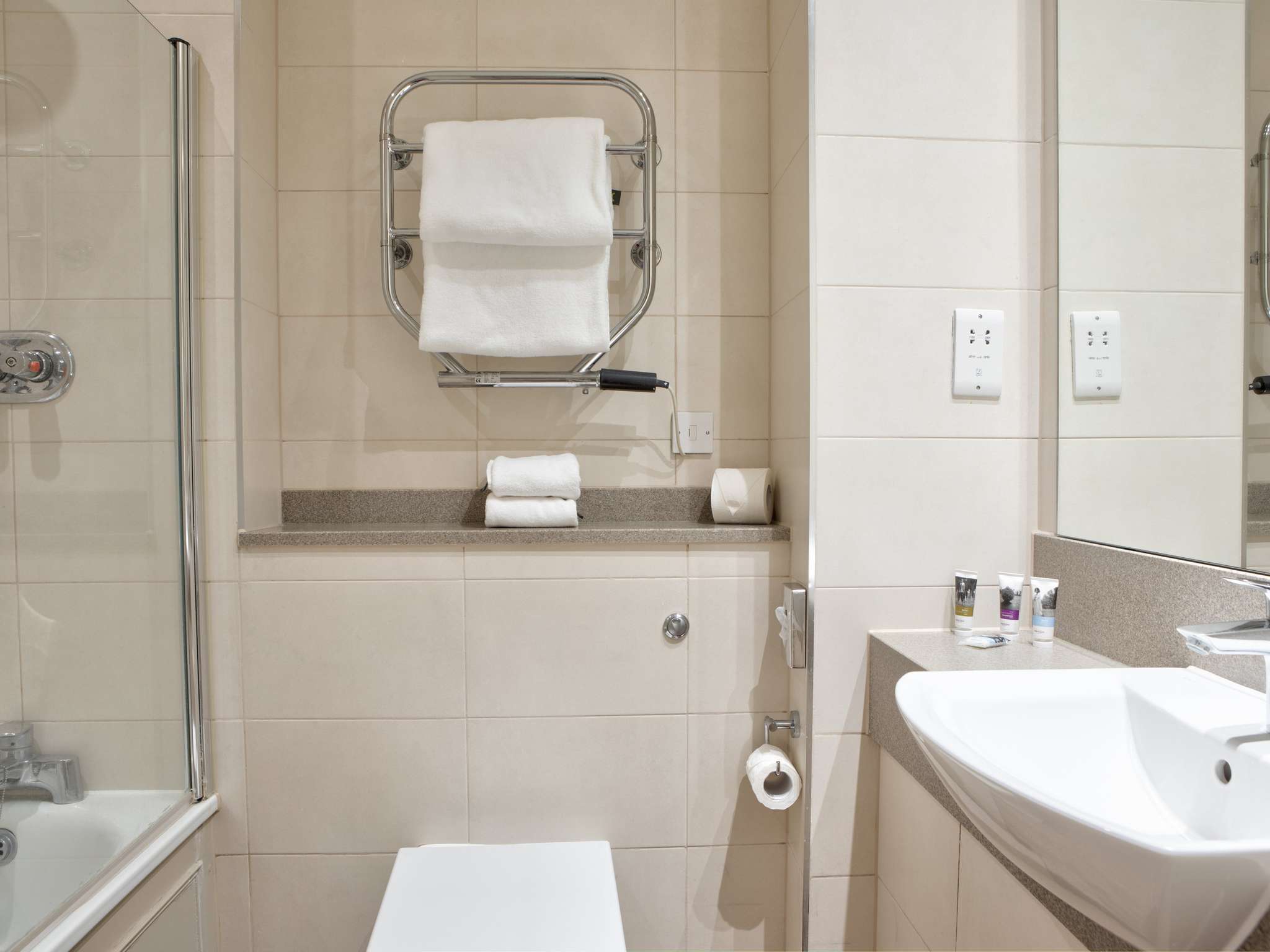 Photo - Sunday Box Hill Burford Bridge Hotel