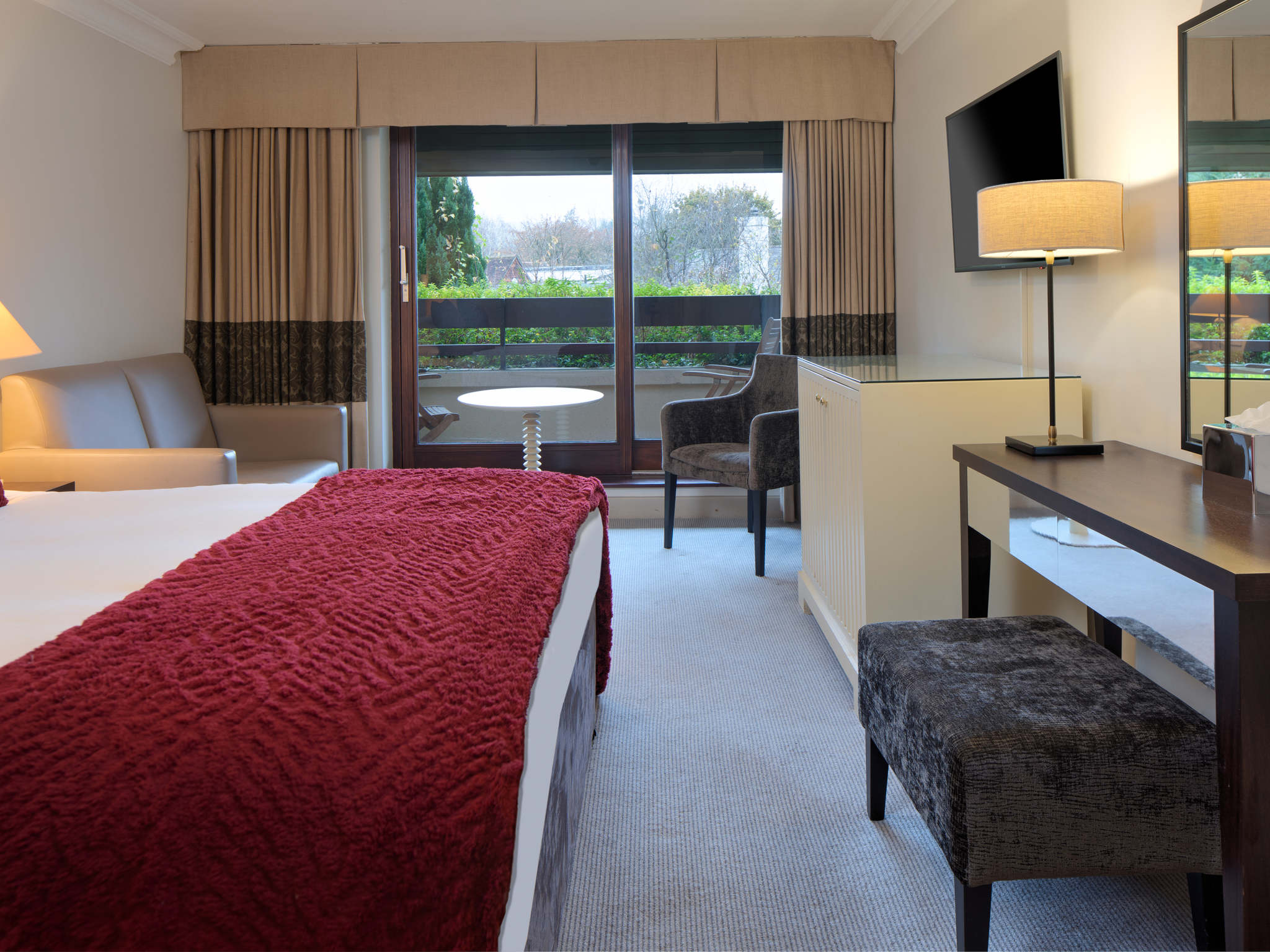 Photo - Sunday Box Hill Burford Bridge Hotel