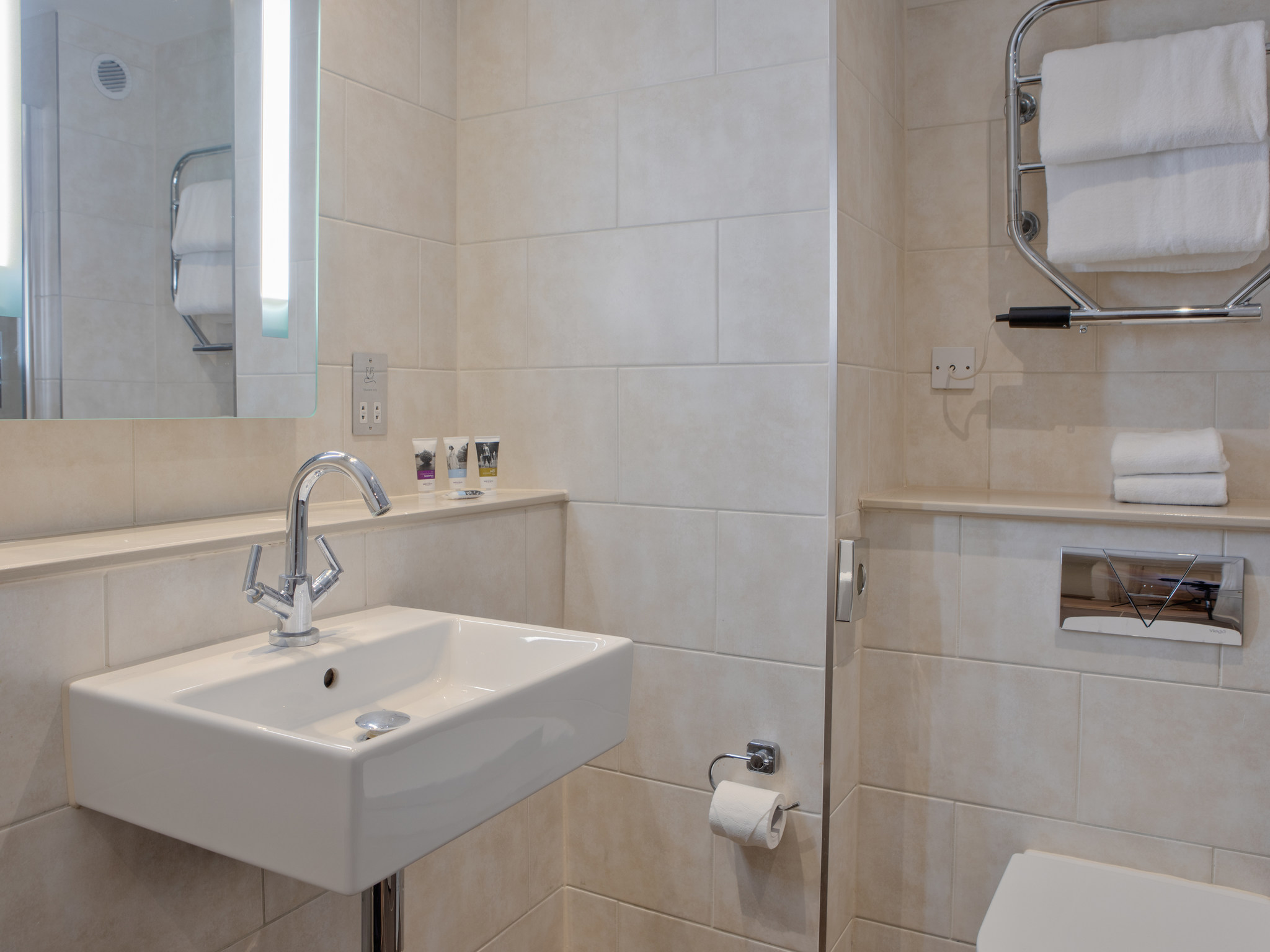 Photo - Sunday Box Hill Burford Bridge Hotel