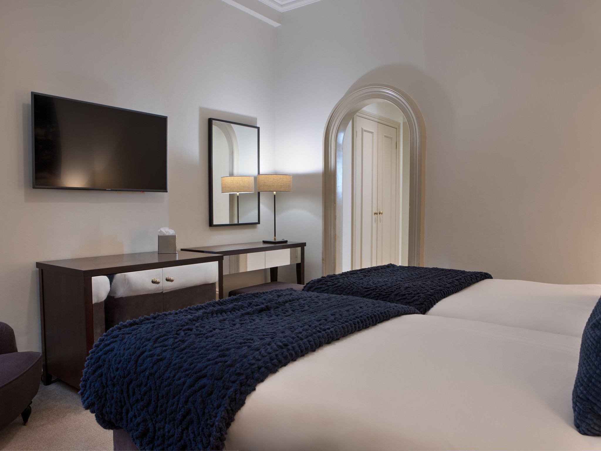 Photo - Sunday Box Hill Burford Bridge Hotel