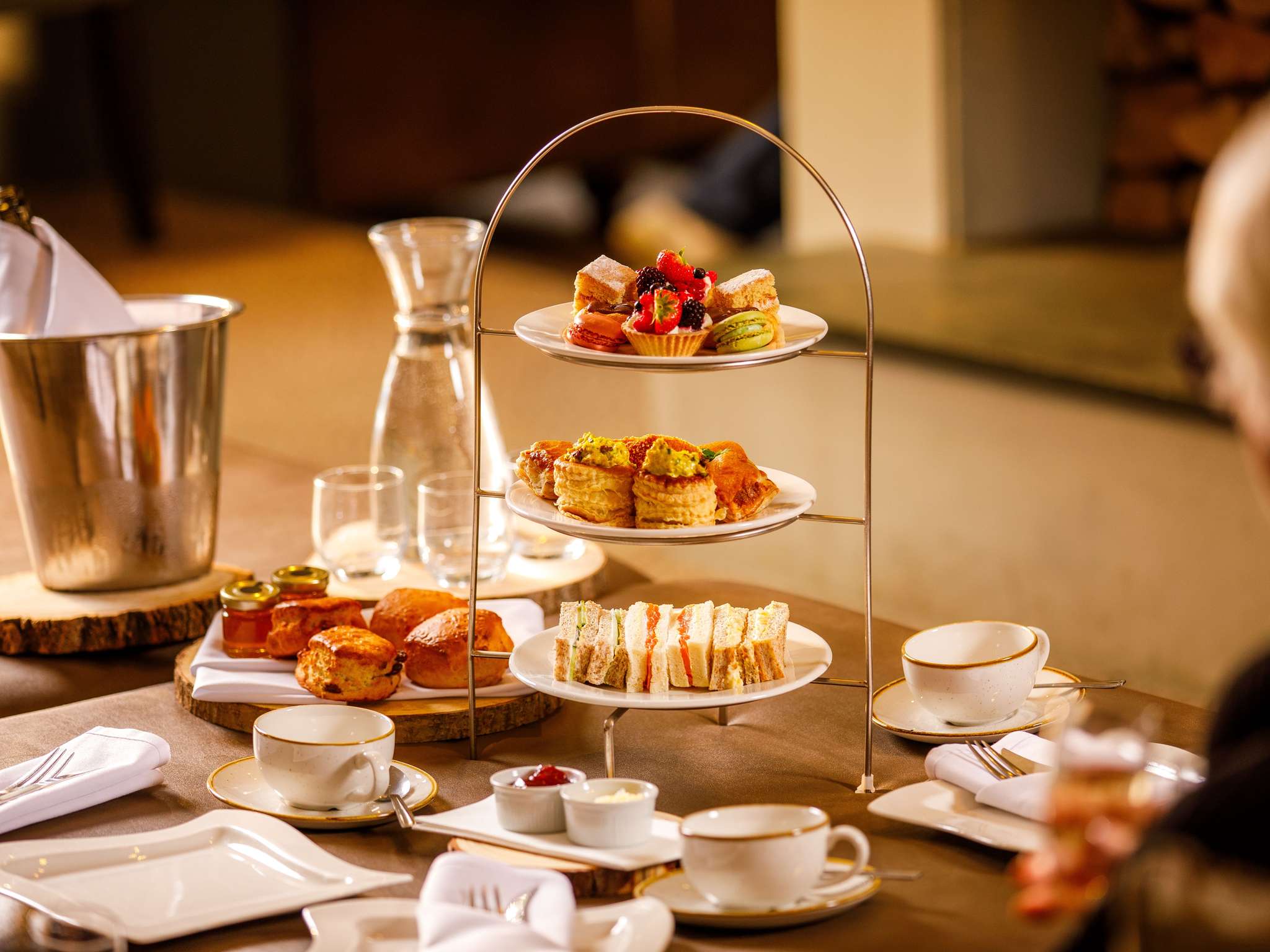 Photo - Sunday Box Hill Burford Bridge Hotel