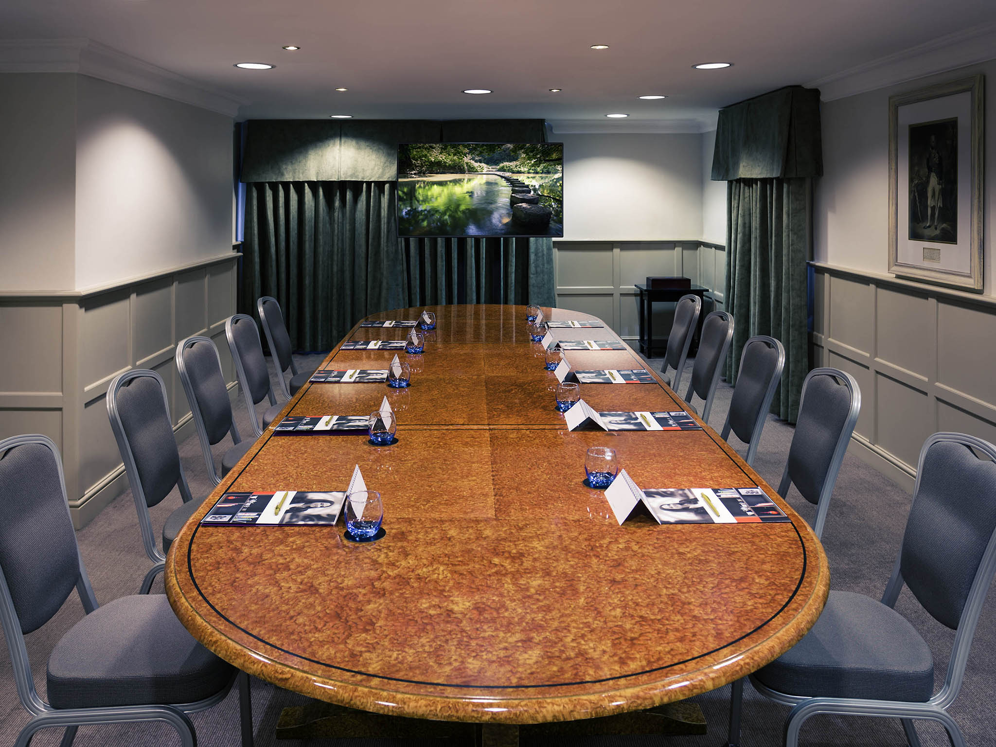 Photo - Sunday Box Hill Burford Bridge Hotel