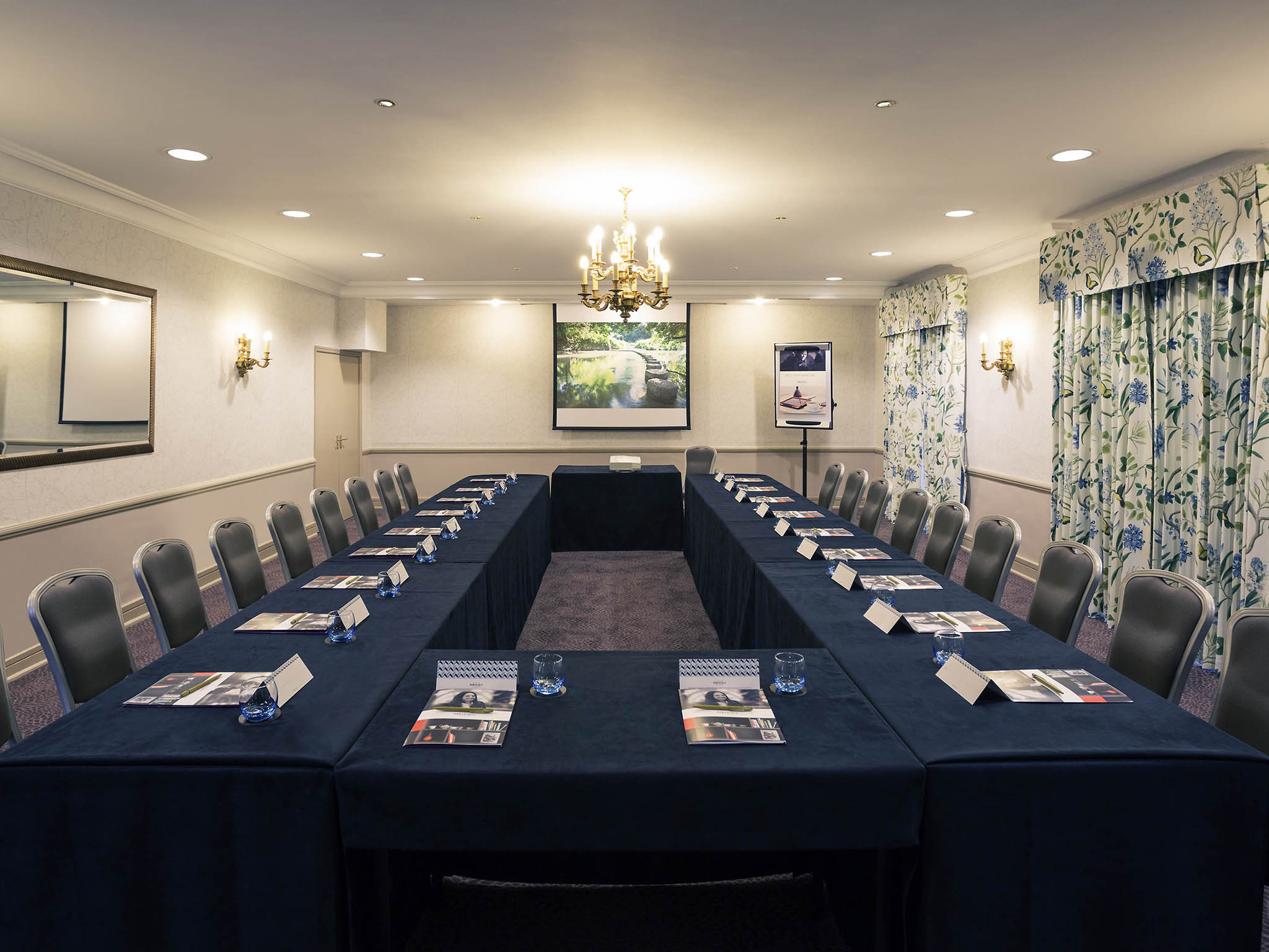 Photo - Sunday Box Hill Burford Bridge Hotel