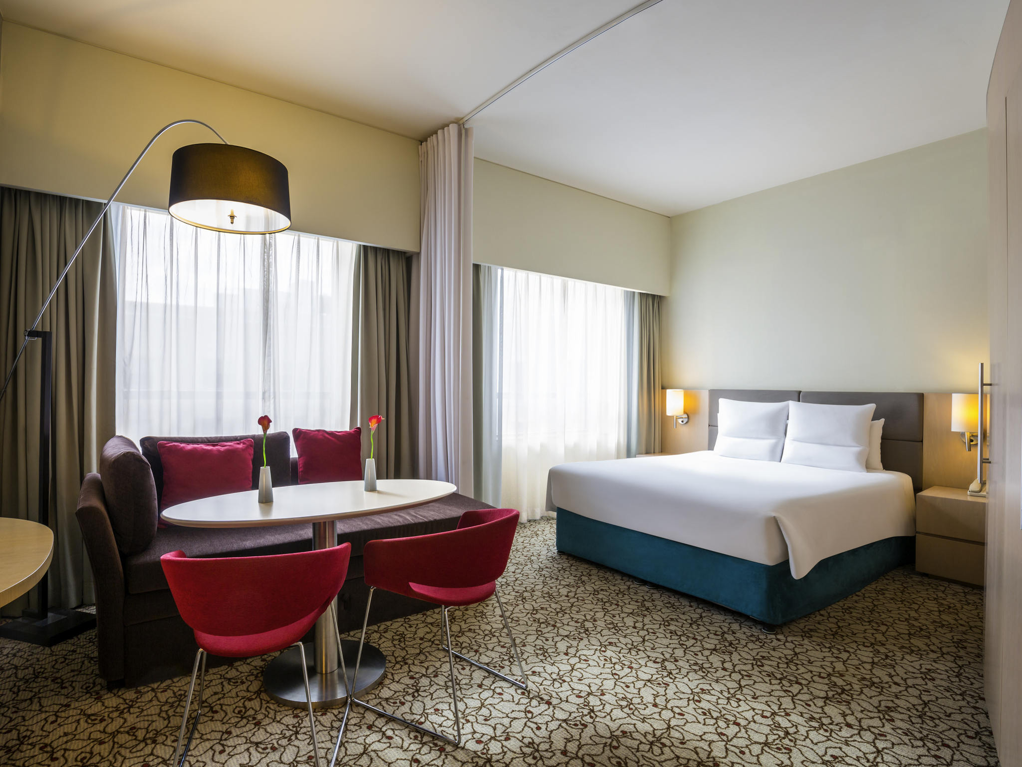 Novotel suites mall of the emirates dubai. Novotel jumeirah 4 дубай. Novotel дубай 4. Novotel suites mall of the emirates. Эмирейтс молл дубай.