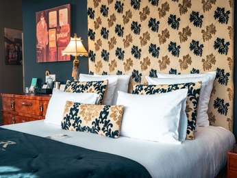 Suite with king-size bed, terrace, and sea view