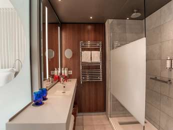 SUPERIOR ROOM with 1 queen size bed, photo 4