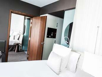 DELUXE FAMILY ROOM, 2 King size beds, two connecting rooms, pool view