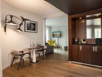 LARGE SUITE, 1 Queen size bed, lounge area, convertible sofa, Paris view