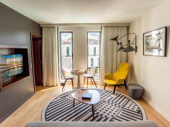 POOL SUITE, 1 King size bed, lounge area, convertible sofa, pool view