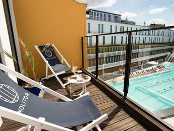 Pool Suite Balcony, balcony and sun loungers, overlooking the iconic pool